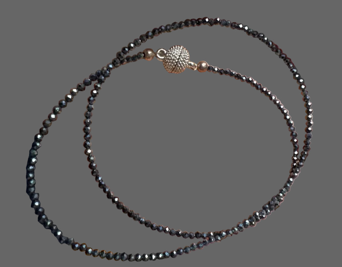 Collier petites perles noires brillantes neuf