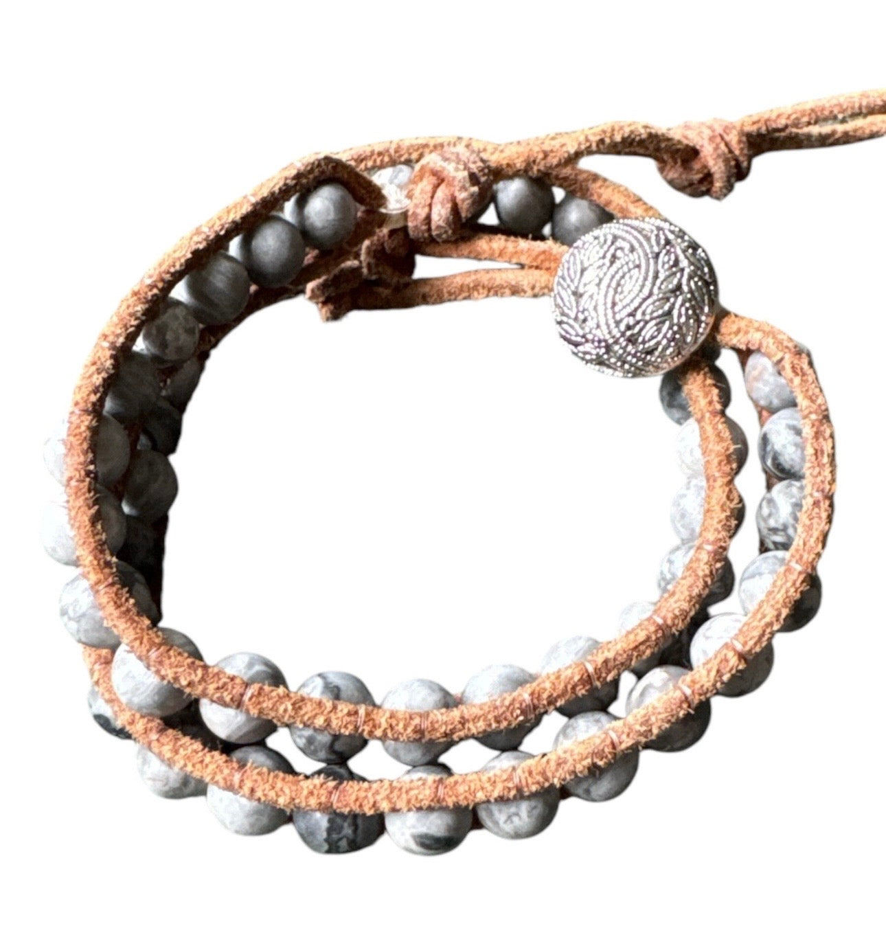 Bracelet en perles grises et cordon marron