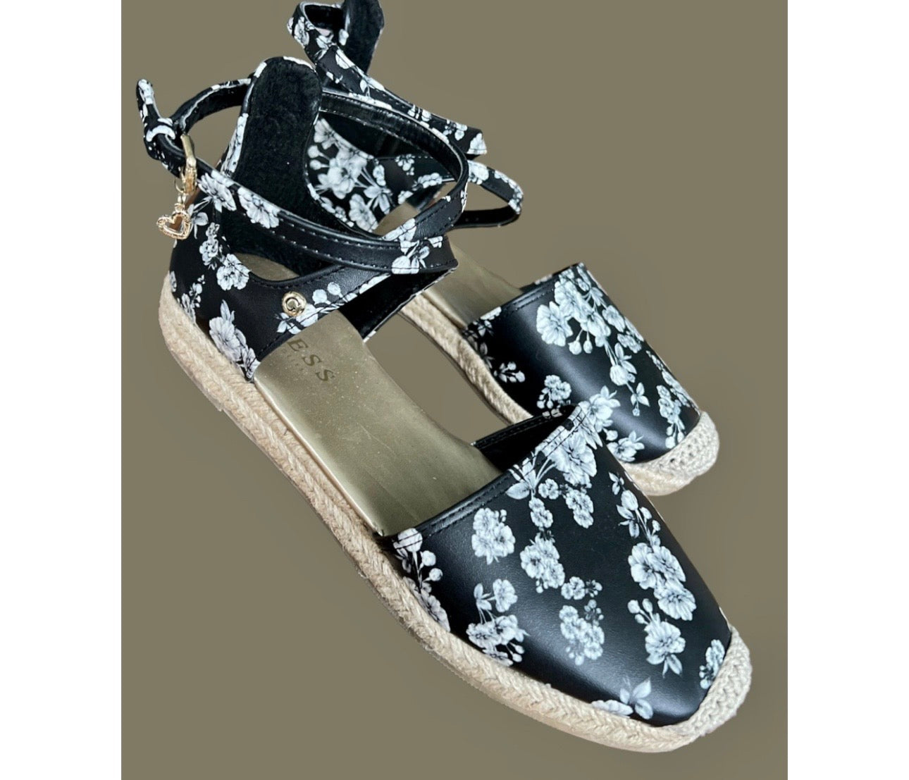 Guess sandales taille 37/38 neuves