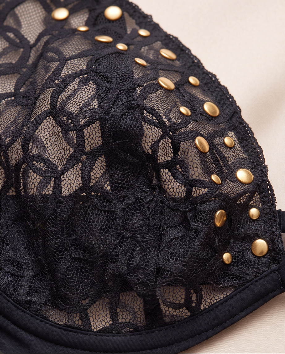 Ensemble Chantelle jamais porté. Haut FR 90, bas FR 40. — neuf