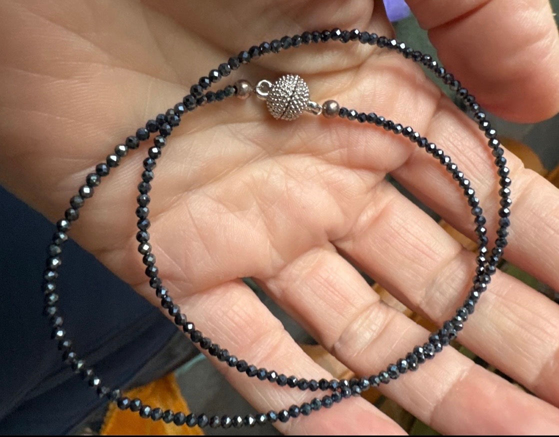 Collier petites perles noires brillantes neuf