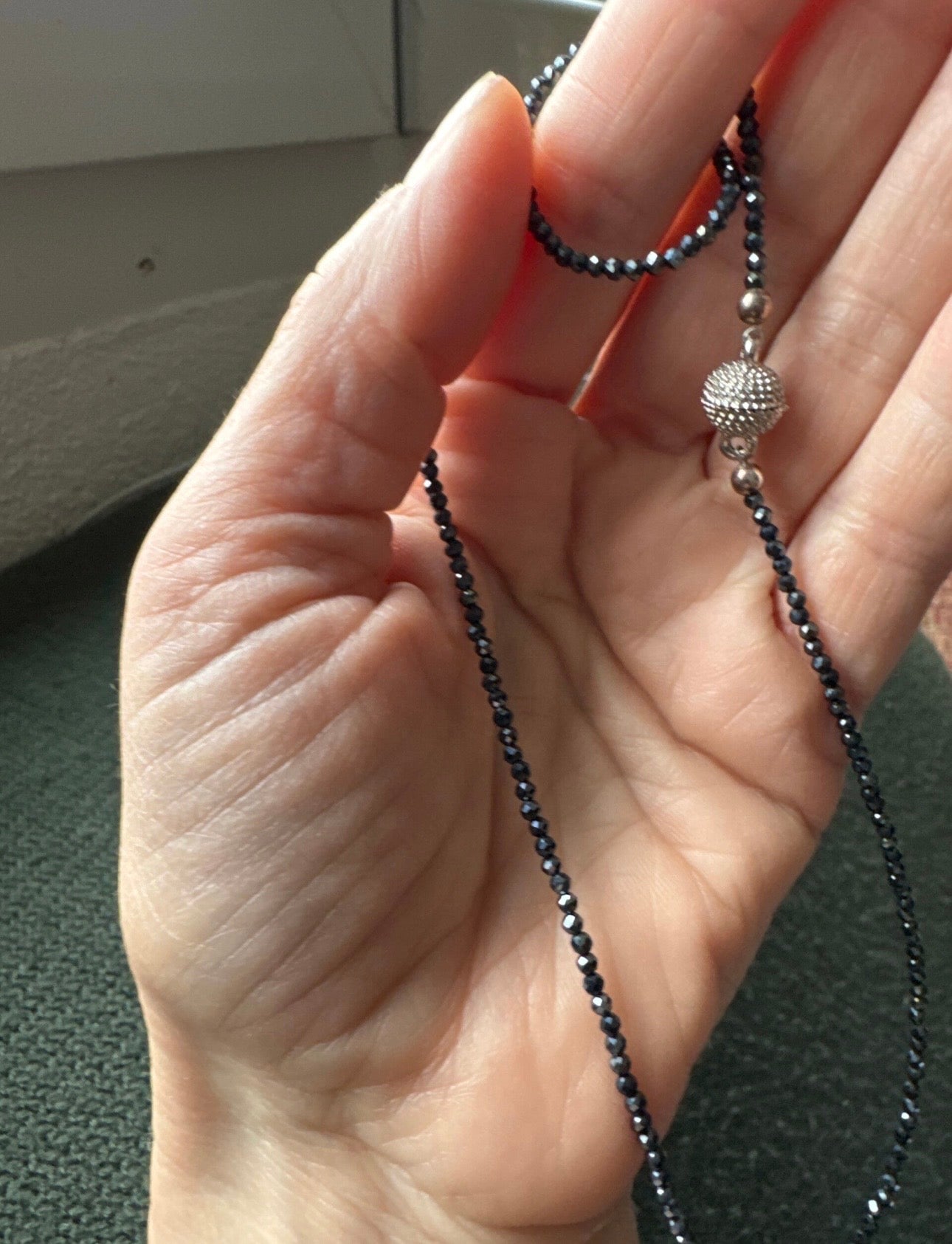 Collier petites perles noires brillantes neuf