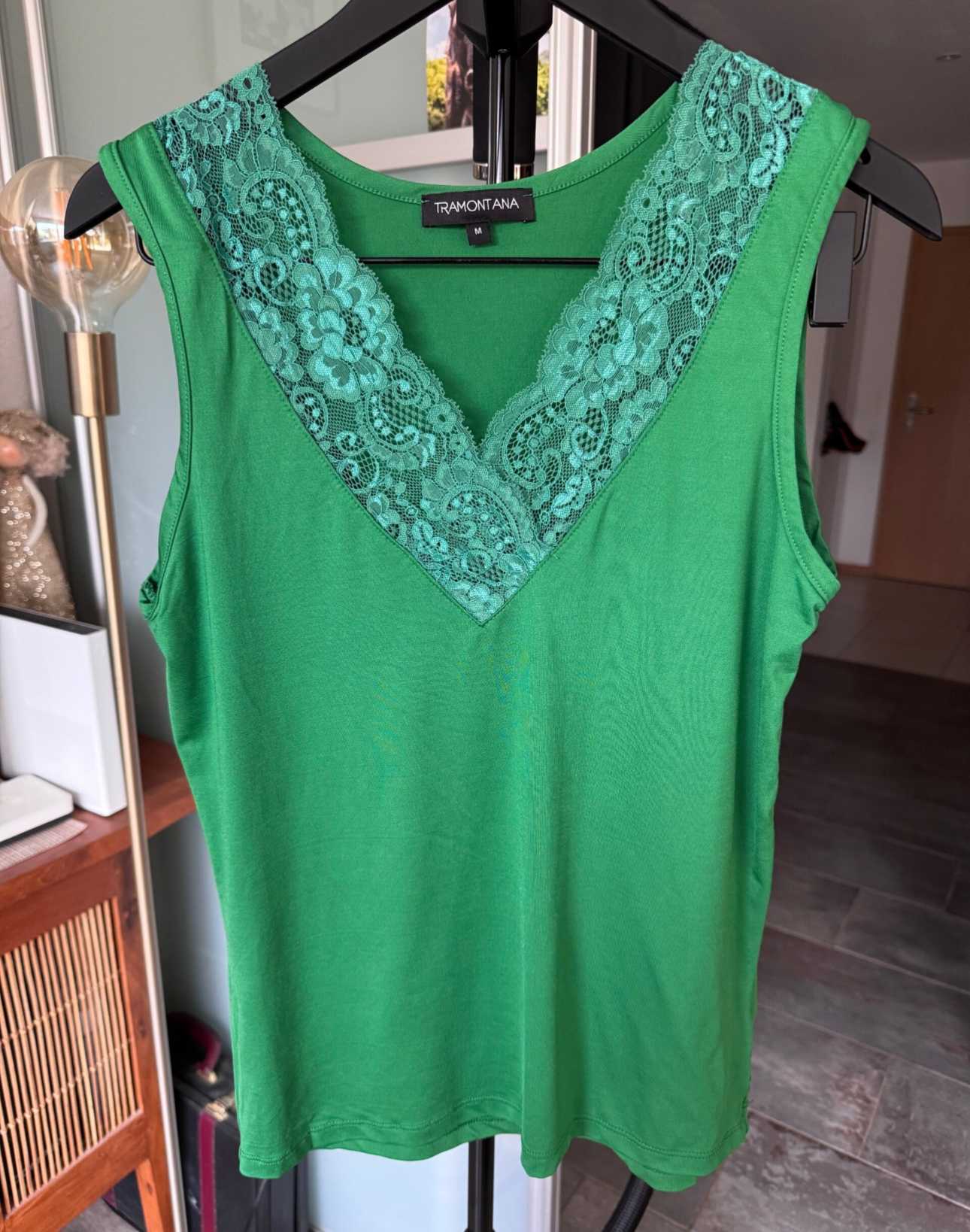 Haut vert Tramontana, dentelle délicate, taille M