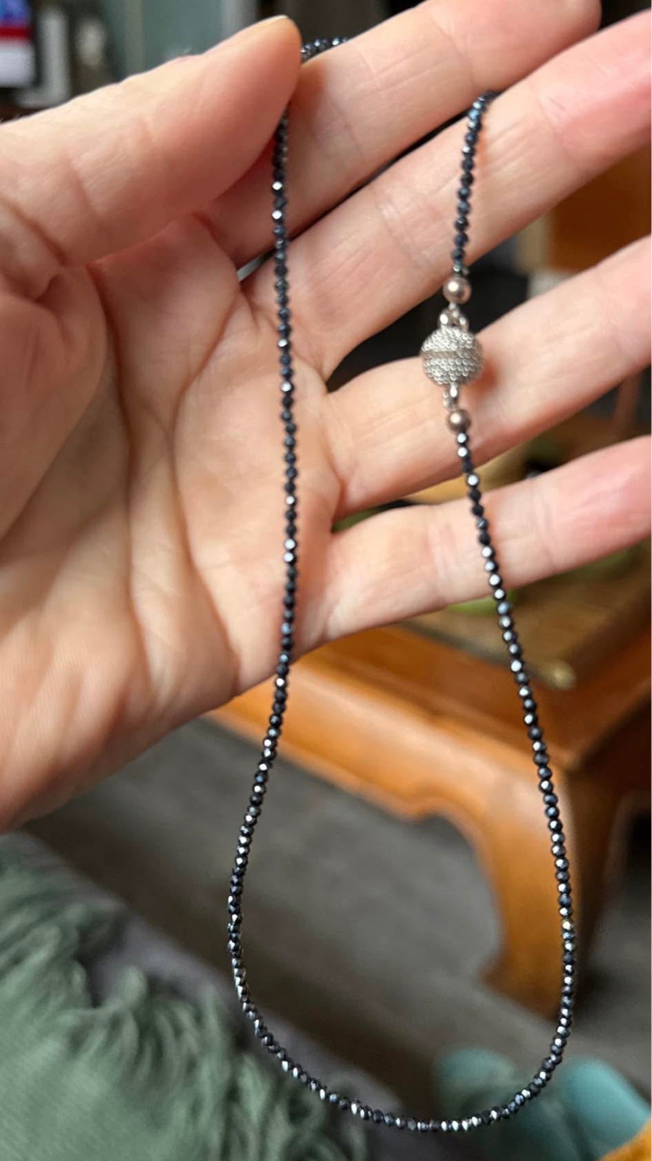 Collier petites perles noires brillantes neuf