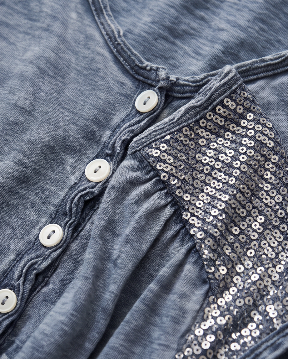 haut gris bleu à boutons et détails pailletés — taille M