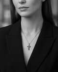 Swarovski Collier en argent avec pendentif croix sertie d'oxydes noirs.