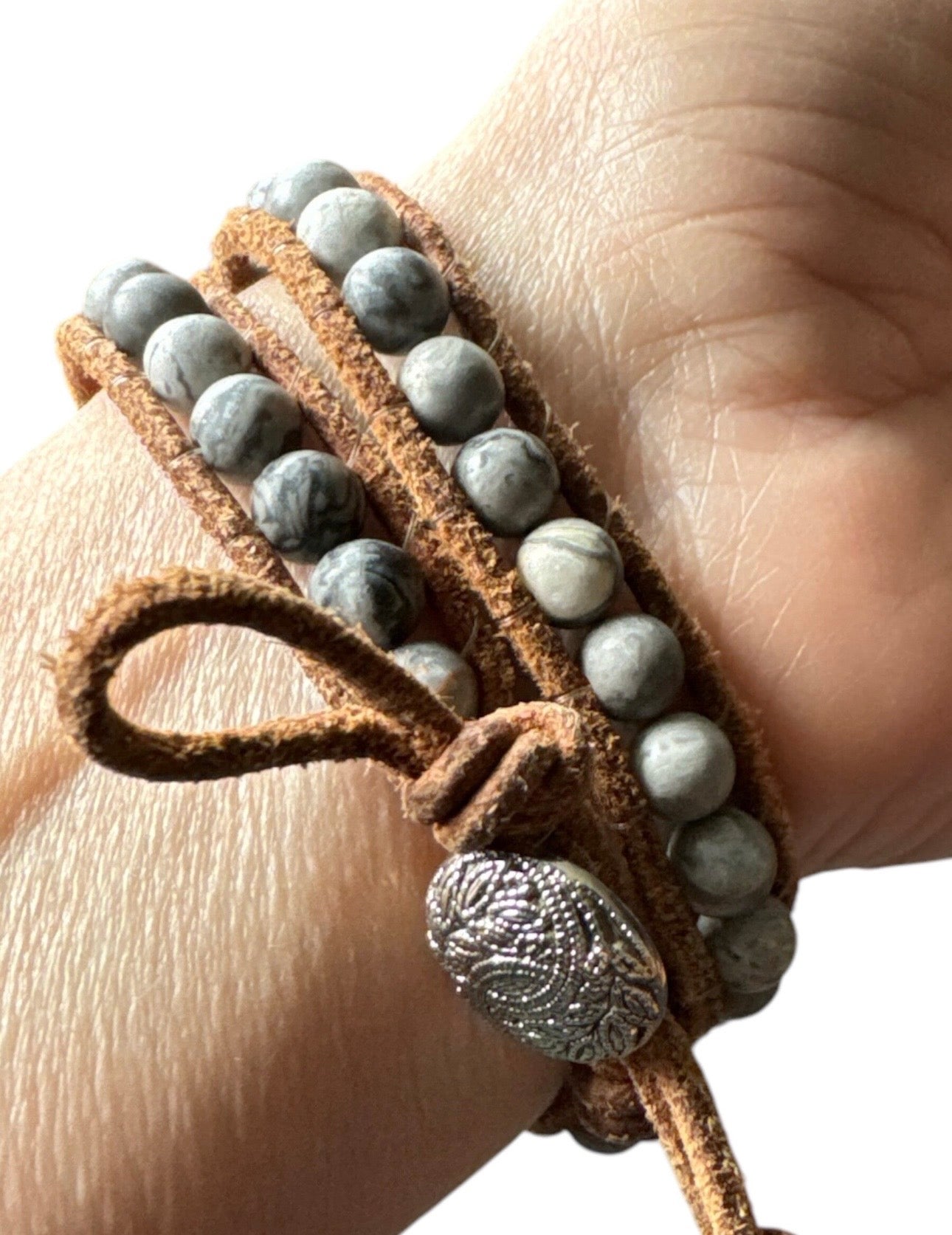 Bracelet en perles grises et cordon marron