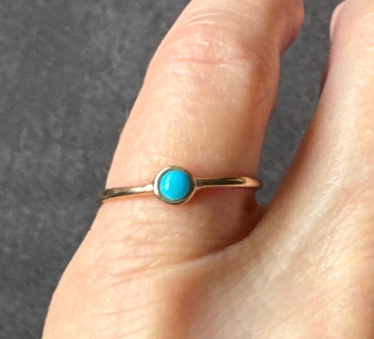 Bague fine et élégante en plaqué or neuve