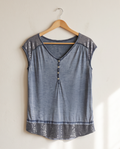 haut gris bleu à boutons et détails pailletés — taille M