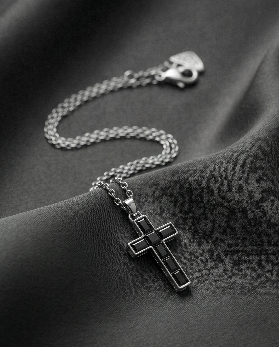 Swarovski Collier en argent avec pendentif croix sertie d'oxydes noirs.