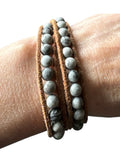 Bracelet en perles grises et cordon marron