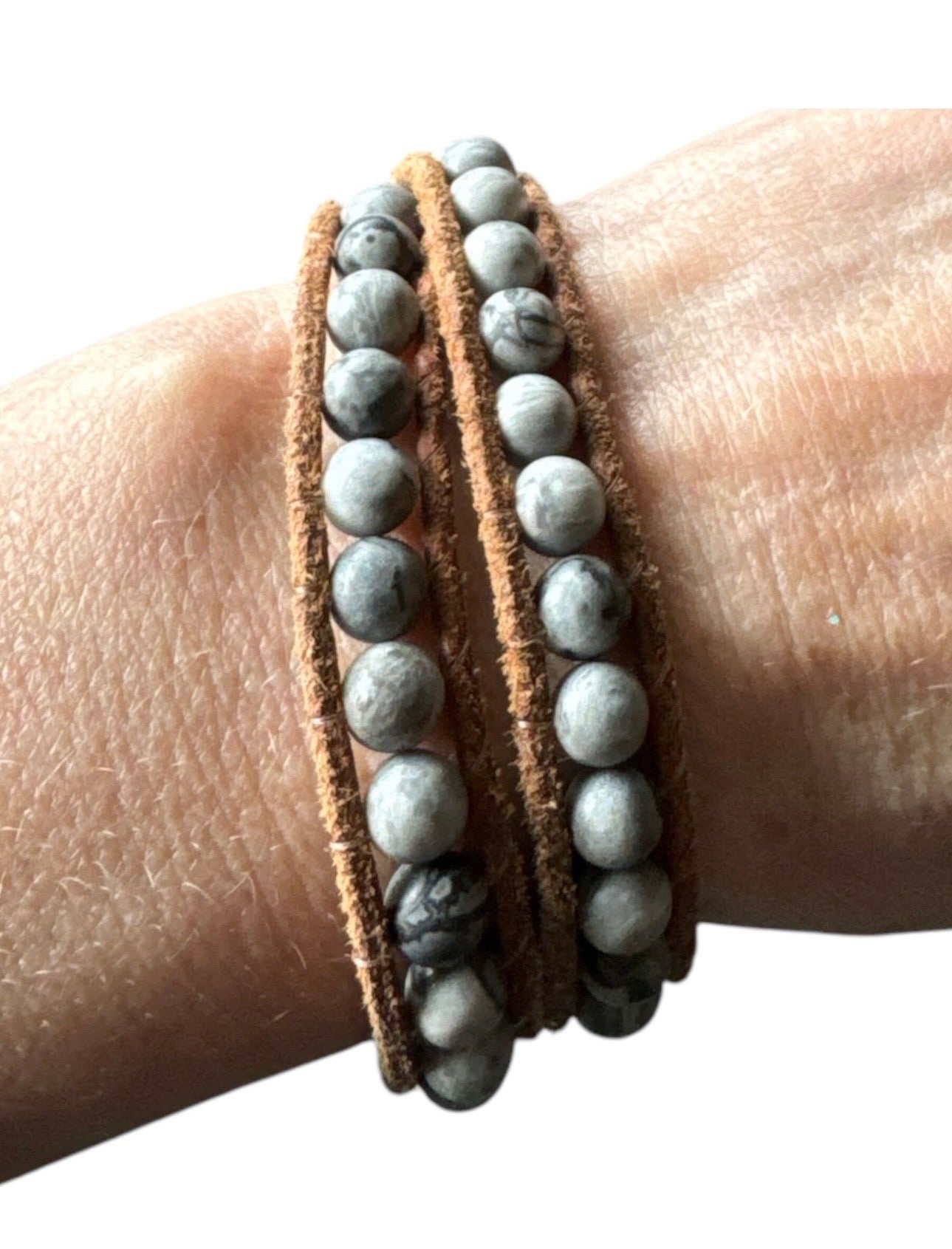Bracelet en perles grises et cordon marron