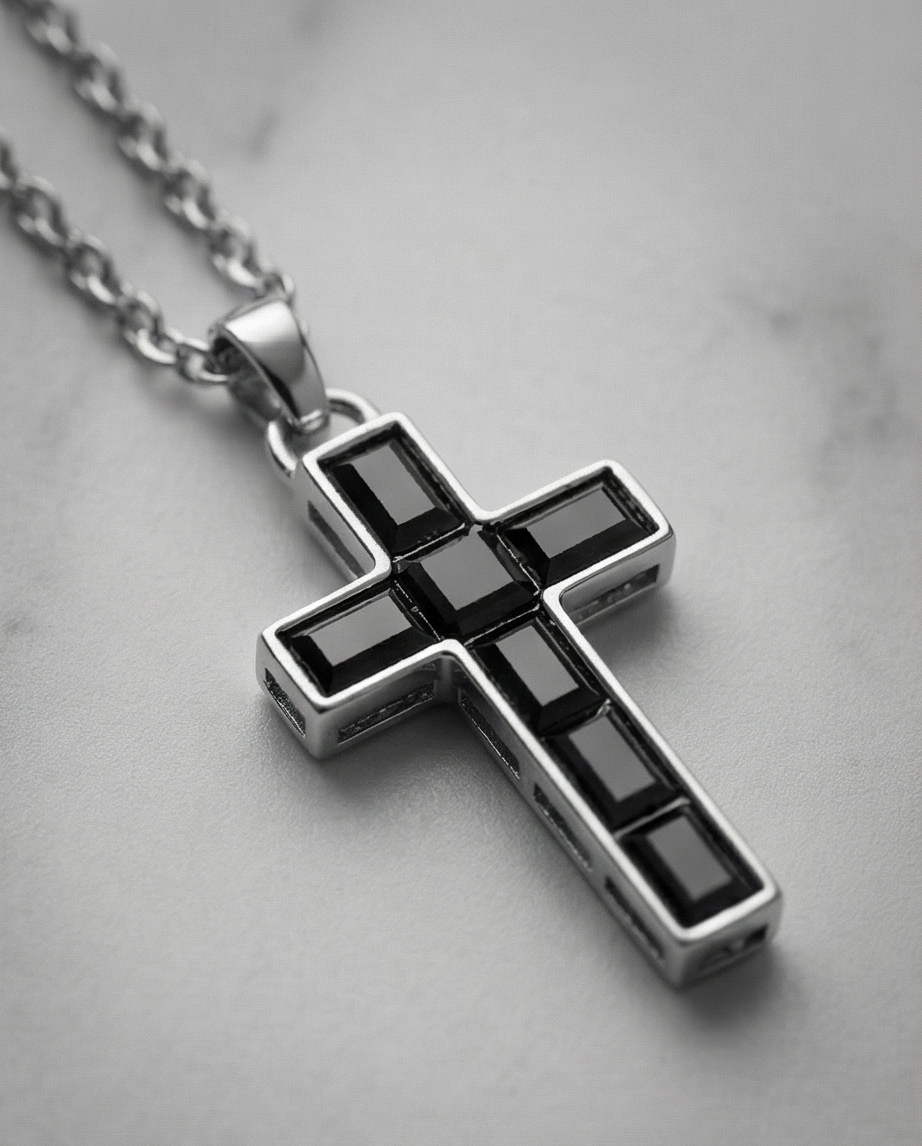 Swarovski Collier en argent avec pendentif croix sertie d'oxydes noirs.