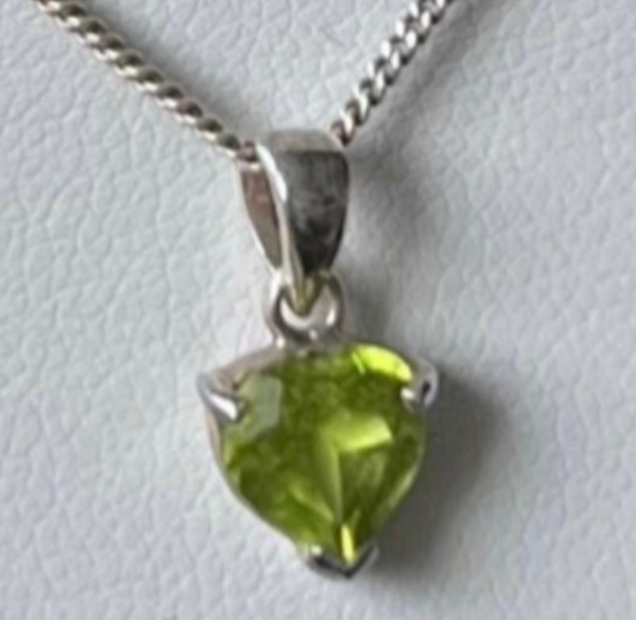 Collier en argent avec péridot